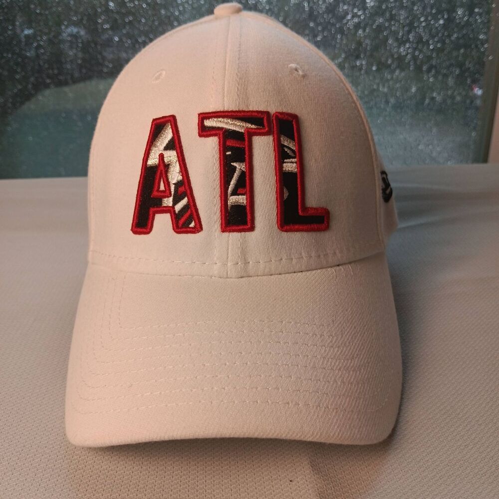 New Era Mens MediumLarge Cap White 39Thirty Flexfit Embroidered ATL -NWOT